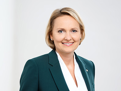 Liane Hirner, CFO (portrait) Liane Hirner, CFO (portrait)